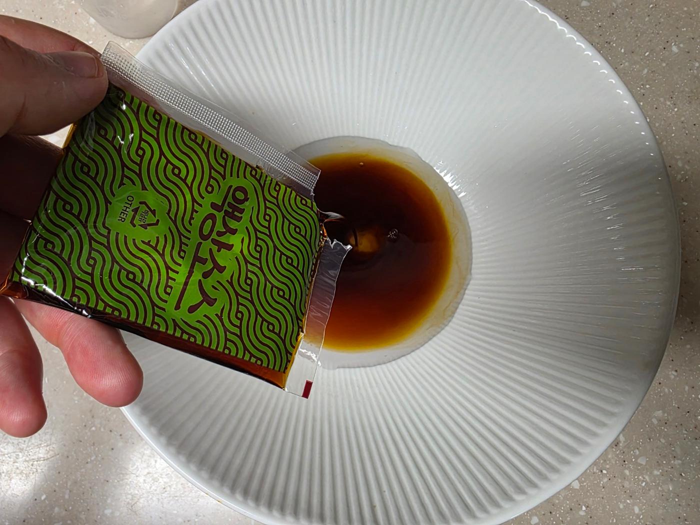 액상소스 넣는 장면