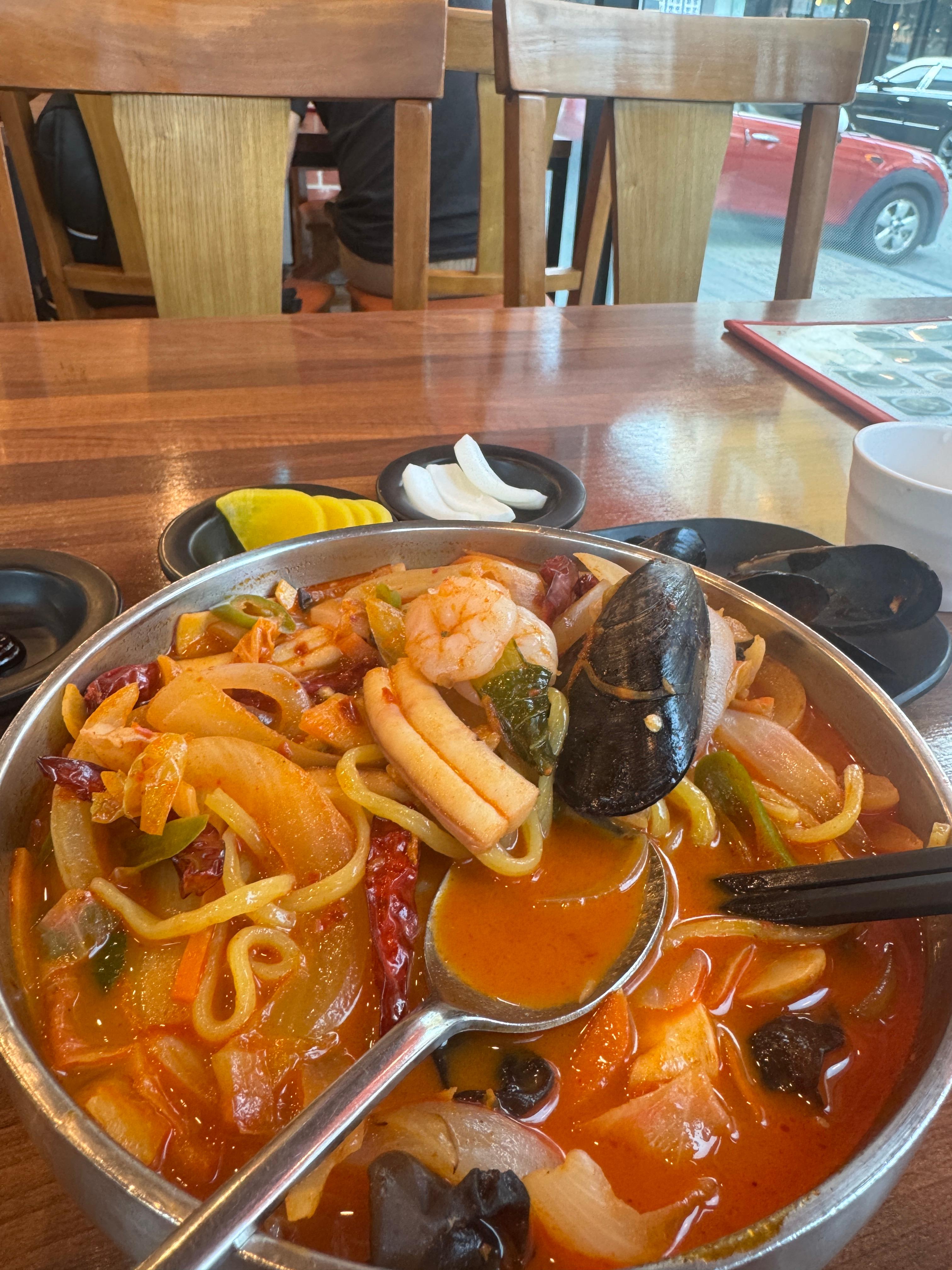 광교반점 고추해물짬뽕 한입 장면 - 매콤한 국물과 홍합