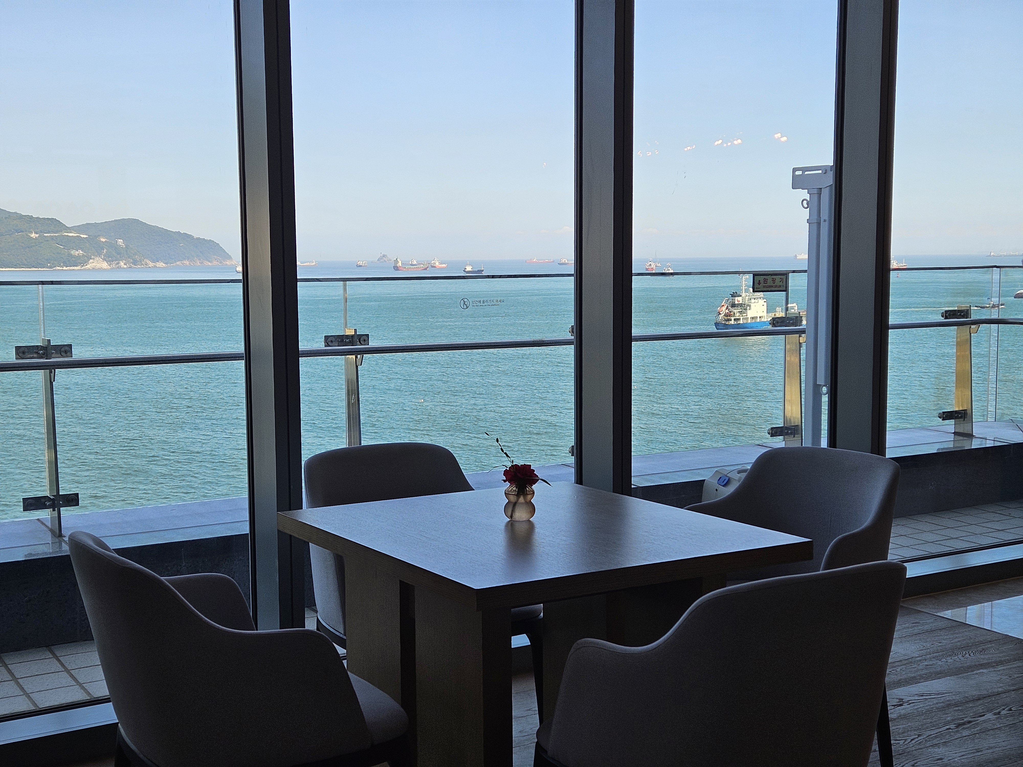 윈덤 그랜드 라운지 4인 좌석