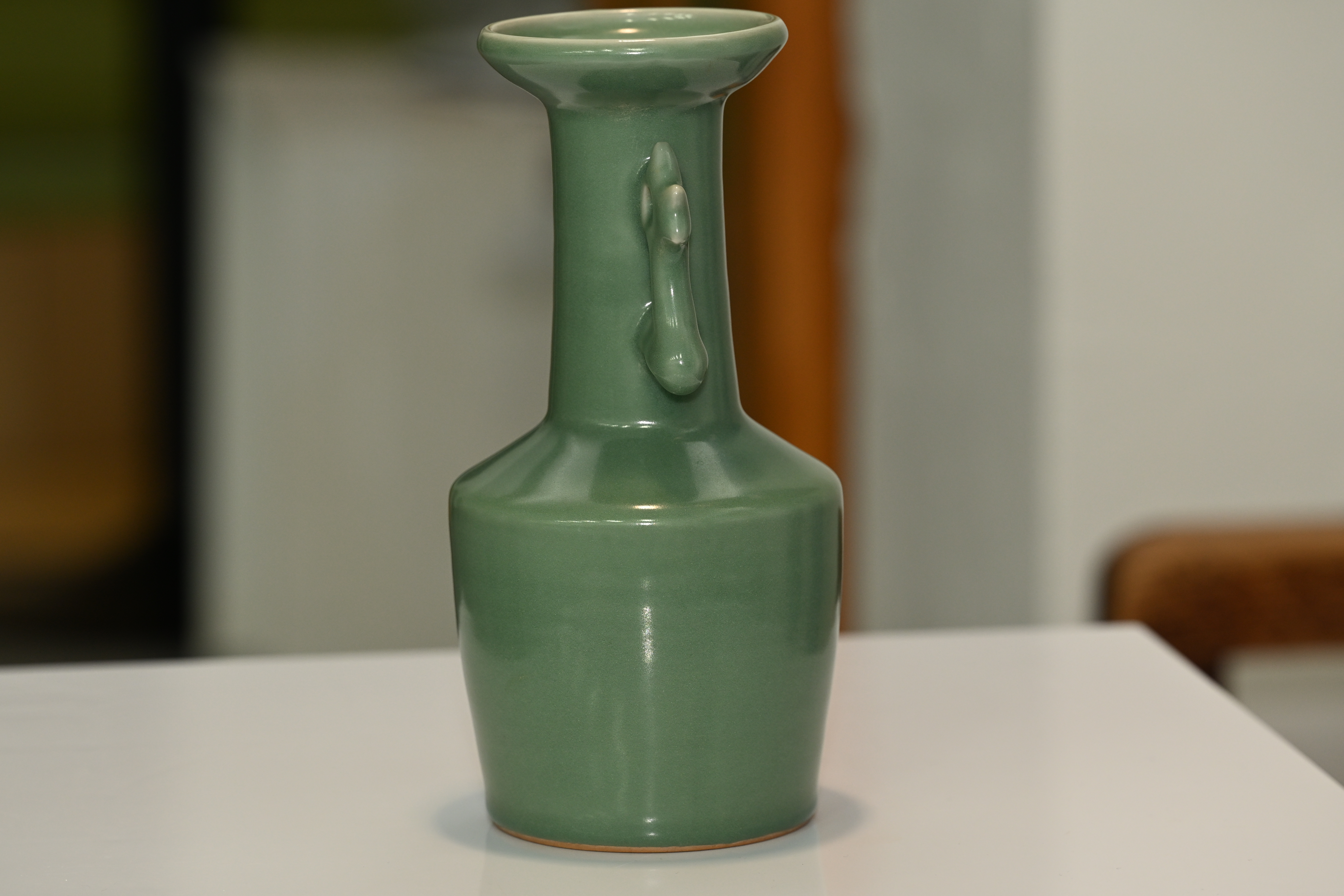 * **名称 Description:** 宋代龙泉窑双凤耳盘口瓶 (송대 용천요 쌍봉이 반구병)
* **年代 Period:** 宋 代 (송대)
* **质地 Quality:** 陶 瓷 (도자)
* **尺寸 Size:** 高: 24cm 口径: 9cm 底足: 9.5cm