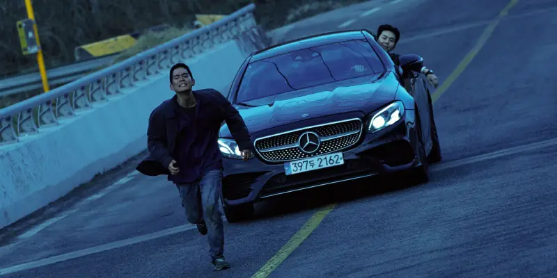 도로를 배경으로 도망가는 마르코와 자동차를 몰고 마르코를 뒤쫓는 귀공자