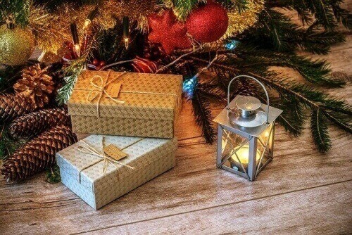 크리스마스 선물상자가 놓인 모습