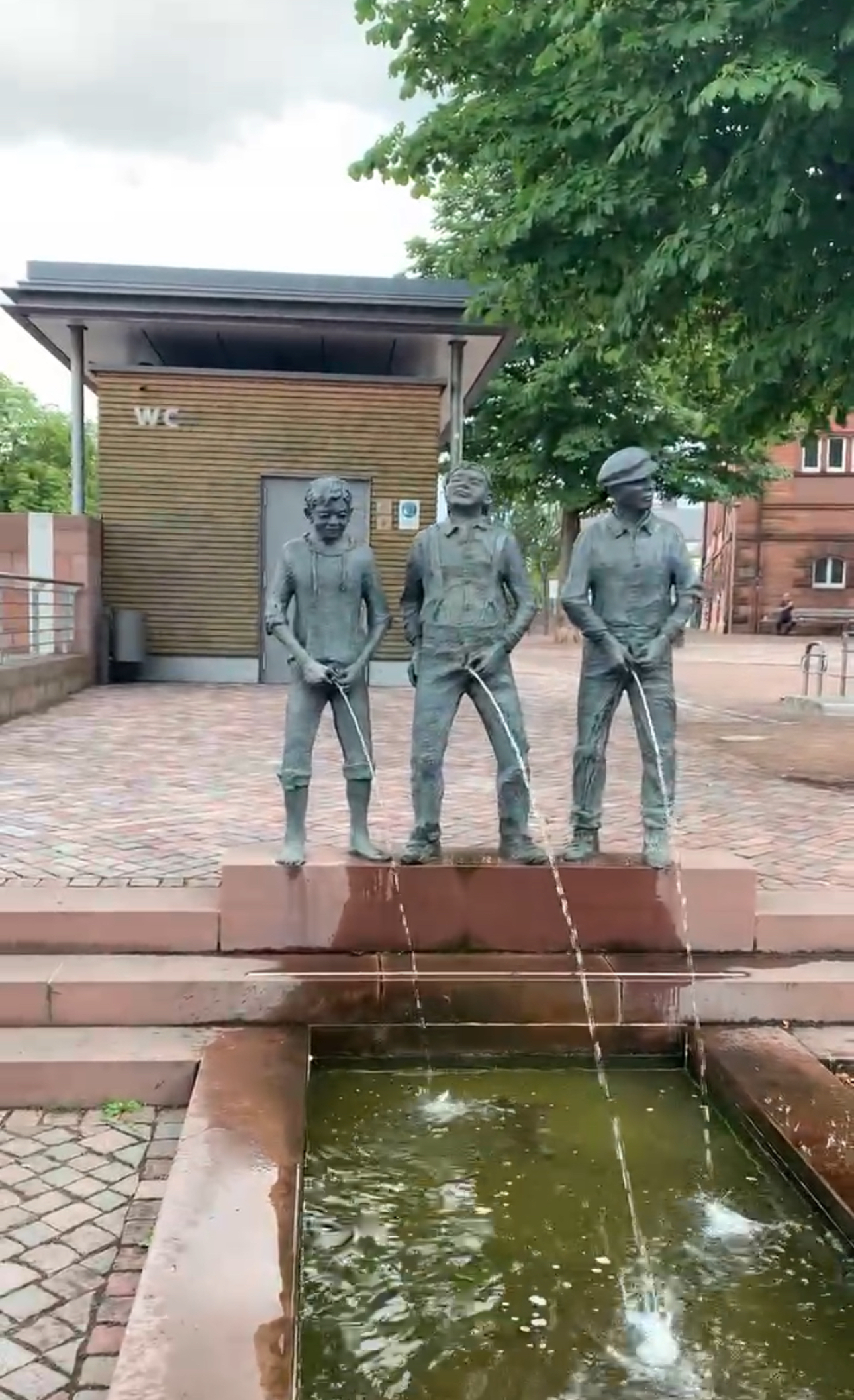 지나가다가 만난 익살스러운 분수, 세명의 소년들이 소변을 보는 모습의 분수