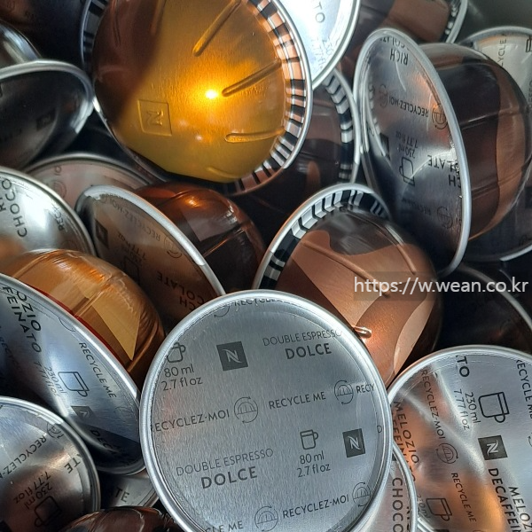 커피캡슐이 놓여 있습니다.