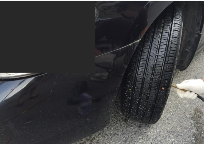 펑크난 타이어를 수리 후 바람을 주입하고 있는 모습