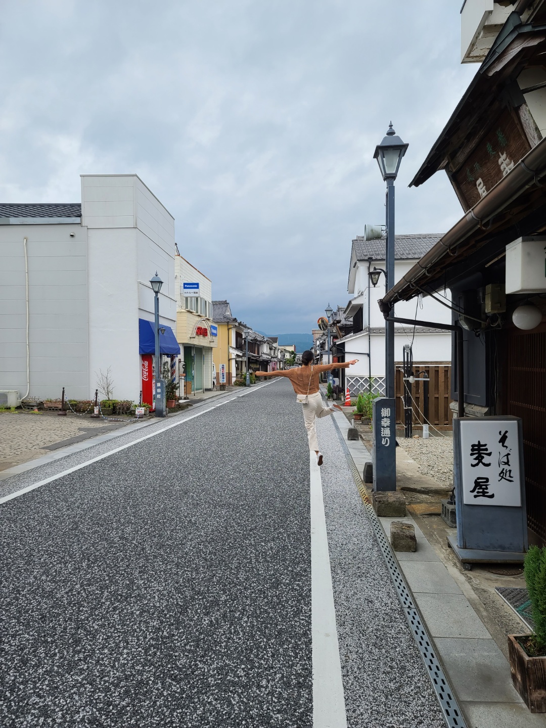 양조장에서 시음 후, 히타 골목길에서 신나서 뛰어다니는 모습.