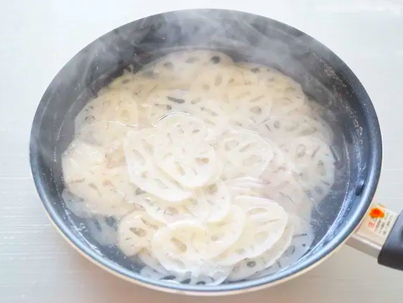물에 연근넣고 끓이는 모습