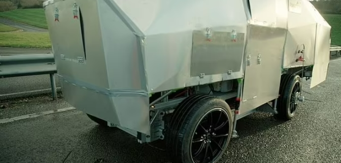 세계 최초의 포트홀 로봇 VIDEO: Futuristic robot hits the roads in Hertfordshire to fill pesky potholes