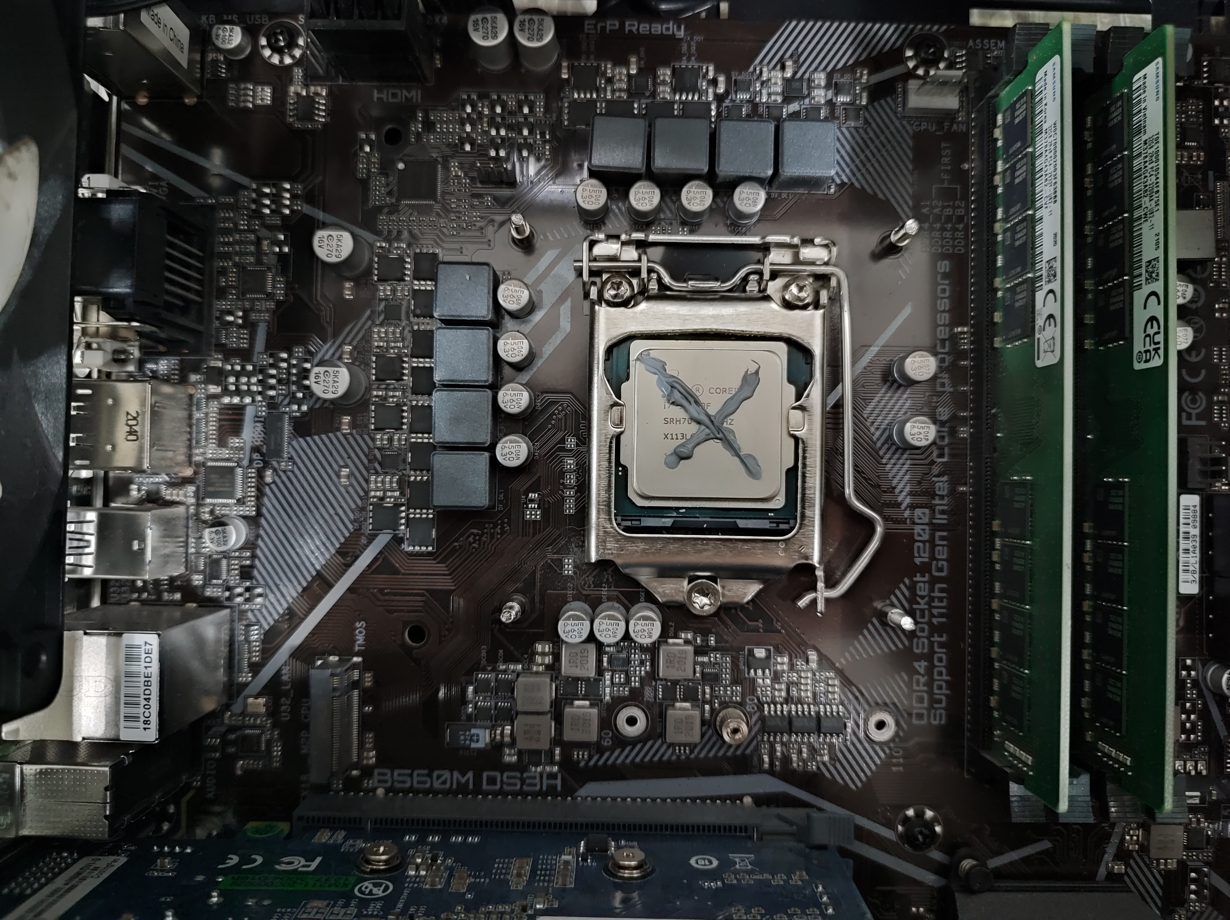 새로운 서멀컴파운드를 X로 도포하고 있습니다. 