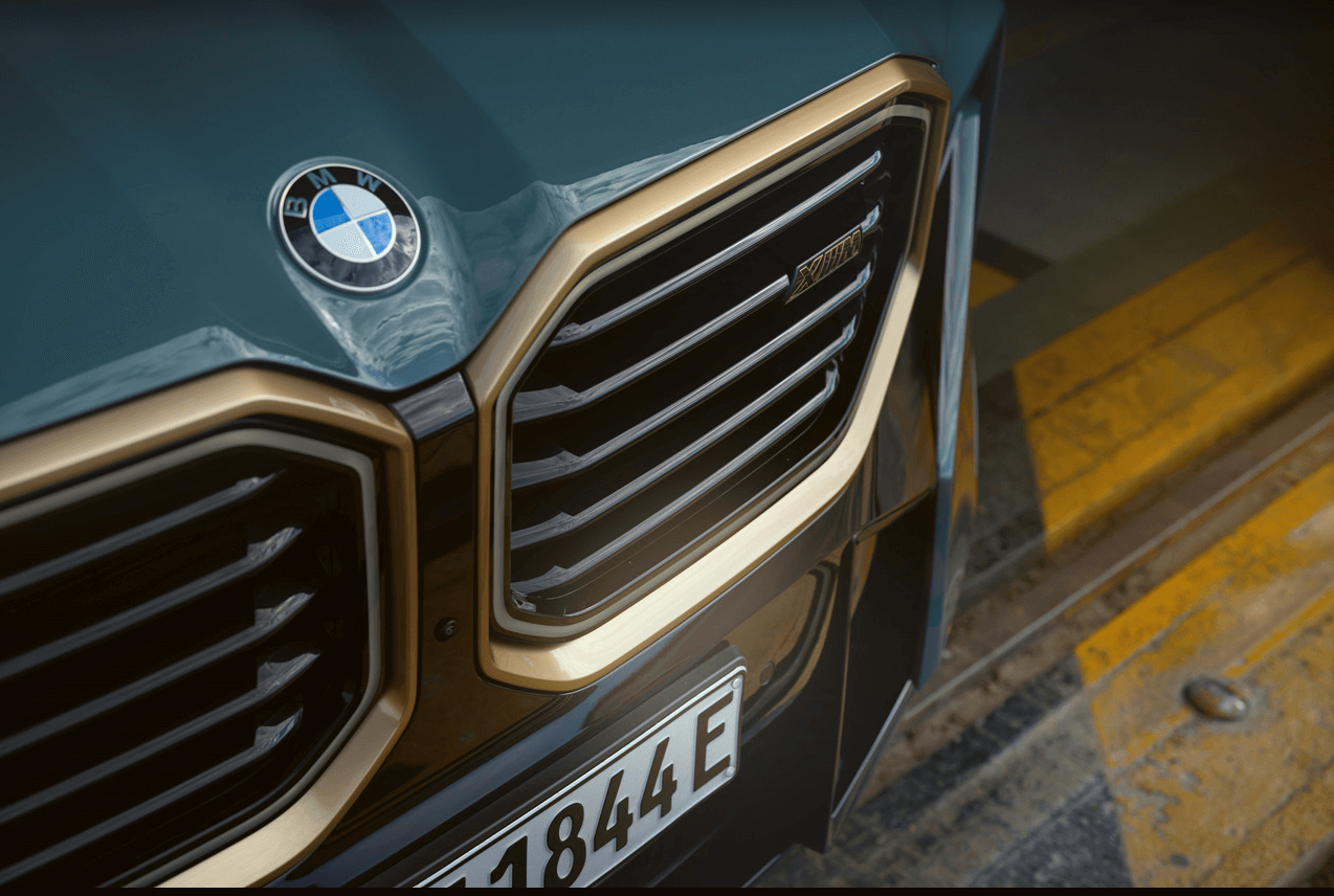 BMW-XM의-시그니처-가로줄-인레이,-금색 테두리