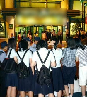 사생팬으로써의 사진촬영. '초상권 침해'와 '스토킹 범죄'로 처벌 대상이 됩니다.