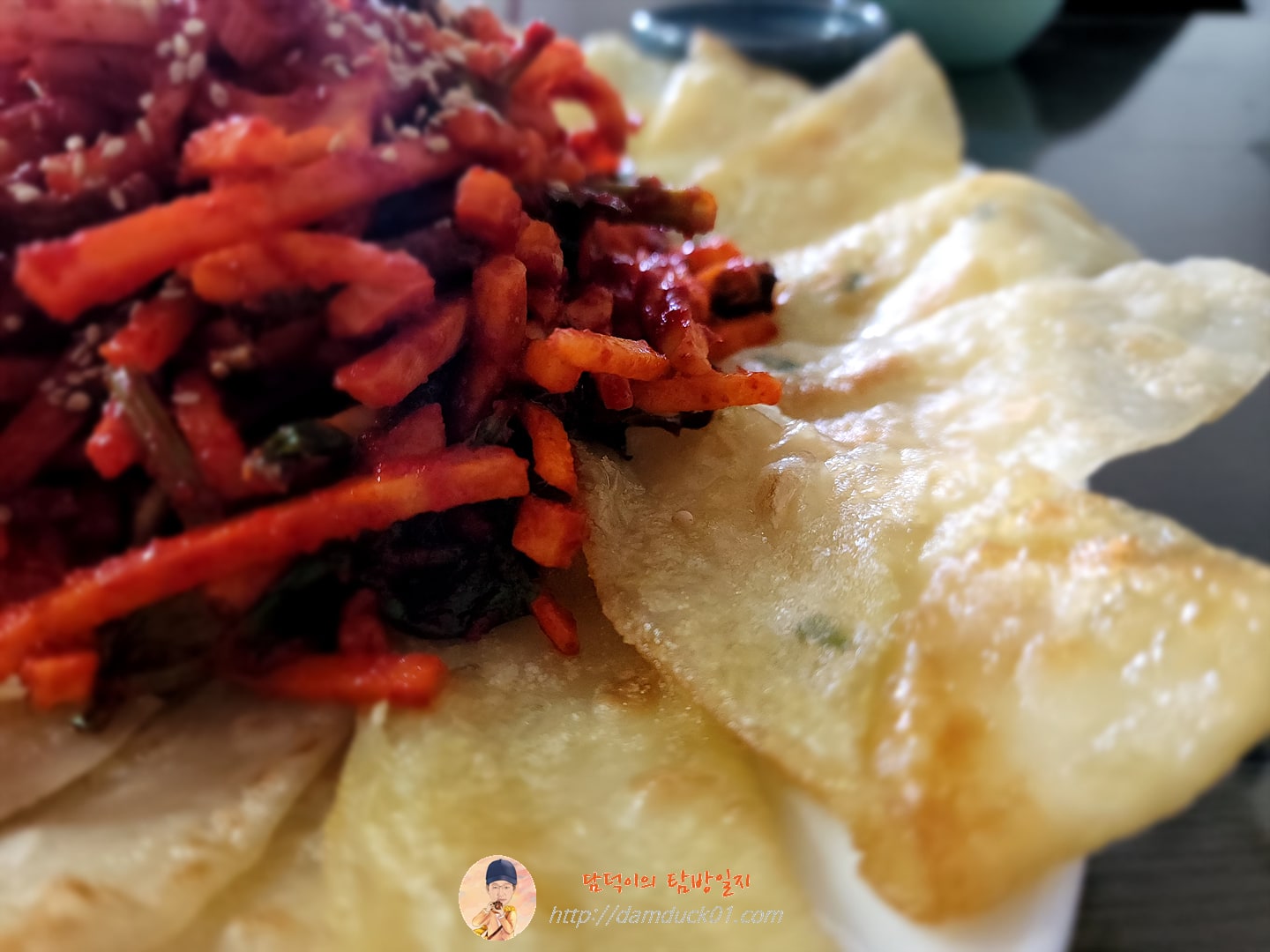 오징어무침과 납작 만두