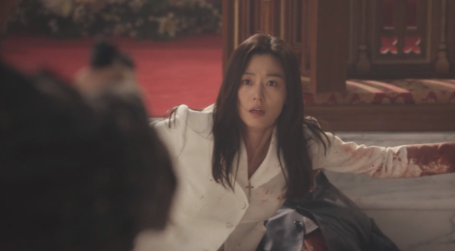 전지현 배우님이 총을 막는 모습