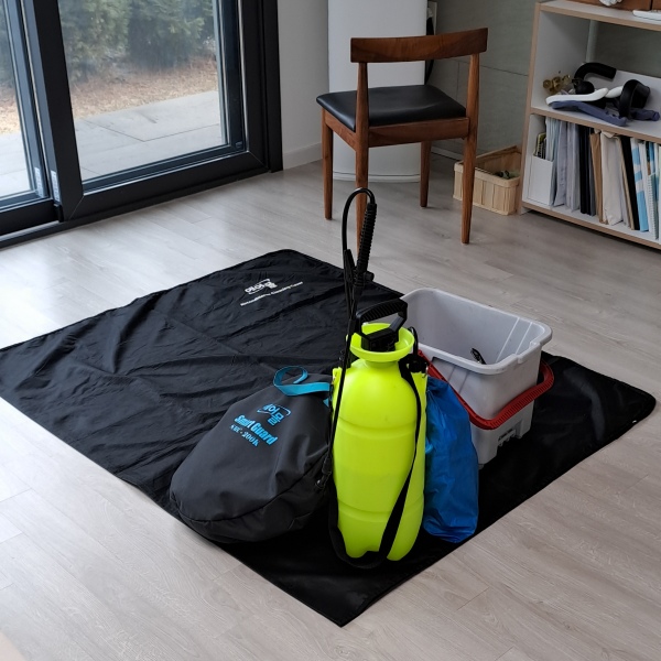 에어컨 청소장비가 놓여있어요.