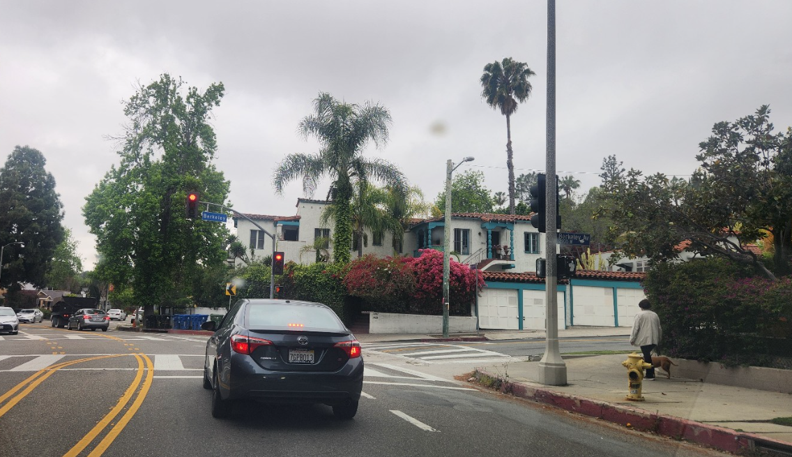 "Berkeley 교차로의 붉은 부겐빌레아와 하얀 스페인풍 주택, 흐린 날 산책길 풍경" 사진