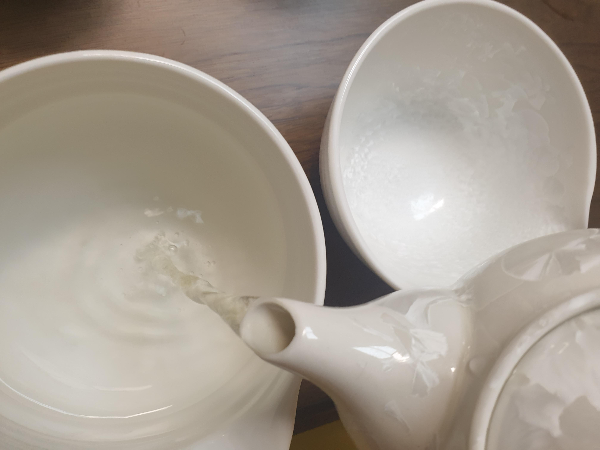 퇴수기에 다완 속 예열용 물을 버린다.