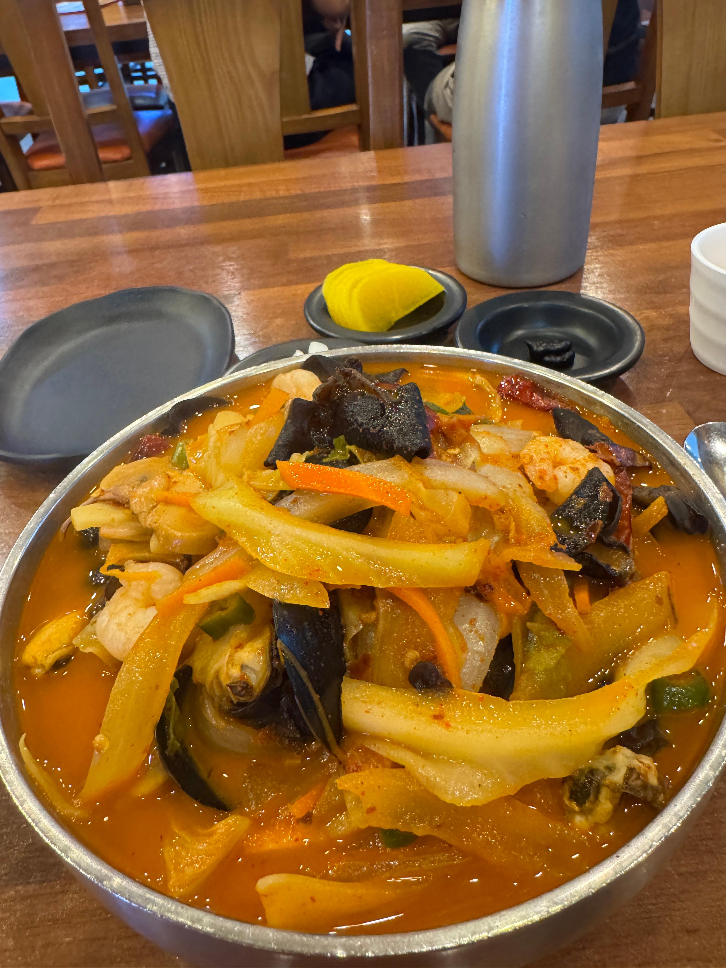 광교반점 핵짬뽕 비주얼 - 오렌지빛 국물과 다양한 해물