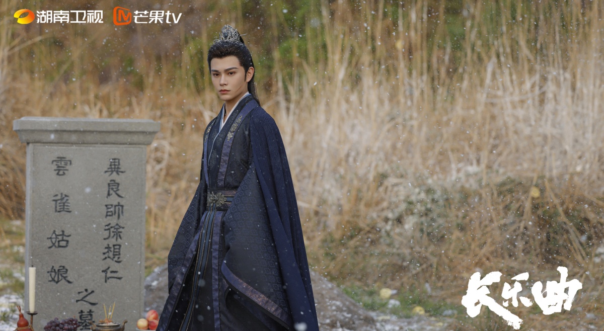 장락곡-정우혜-비석앞에 서 있는 모습