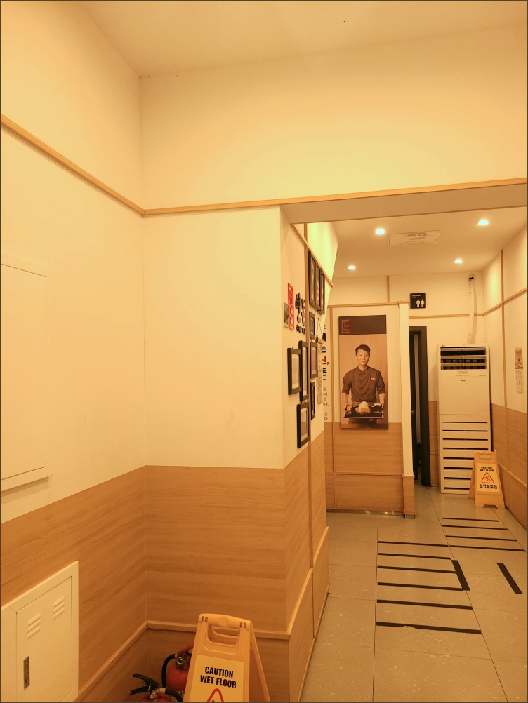 연돈-돈까스-내부-입구