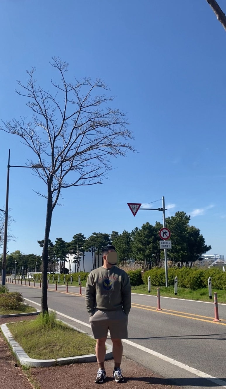 데일리룩(2025. 4. 23.)유니폼브릿지 맨투맨 스웨트셔츠, 무신사스탠다드 무신사 스웨트 쇼츠, 무신사스탠다드 삭스 양말, 뉴발란스 스니커즈 NBPDDF711F MR530CL