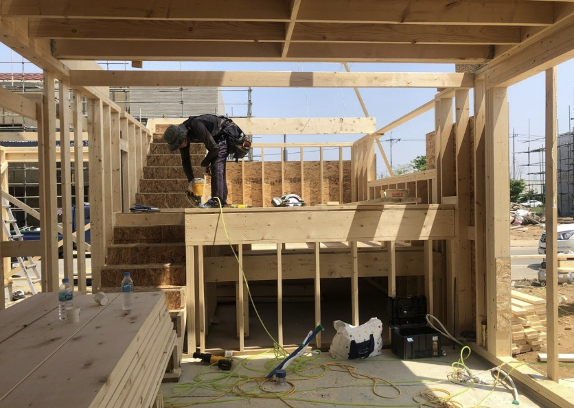 시공사 목수팀 직원이 집 골조를 세우고 있는 모습