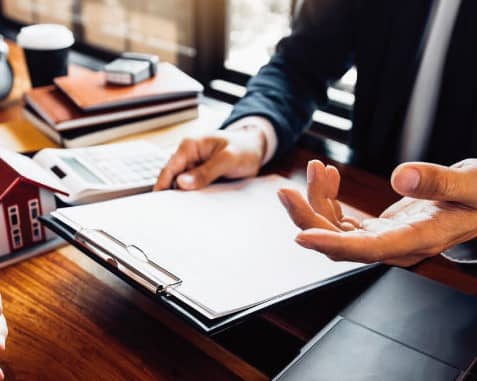 보험 해약 해지 하는 모습