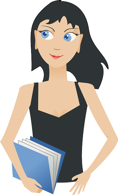 젊은-여성이-파일을-들고-있습니다.