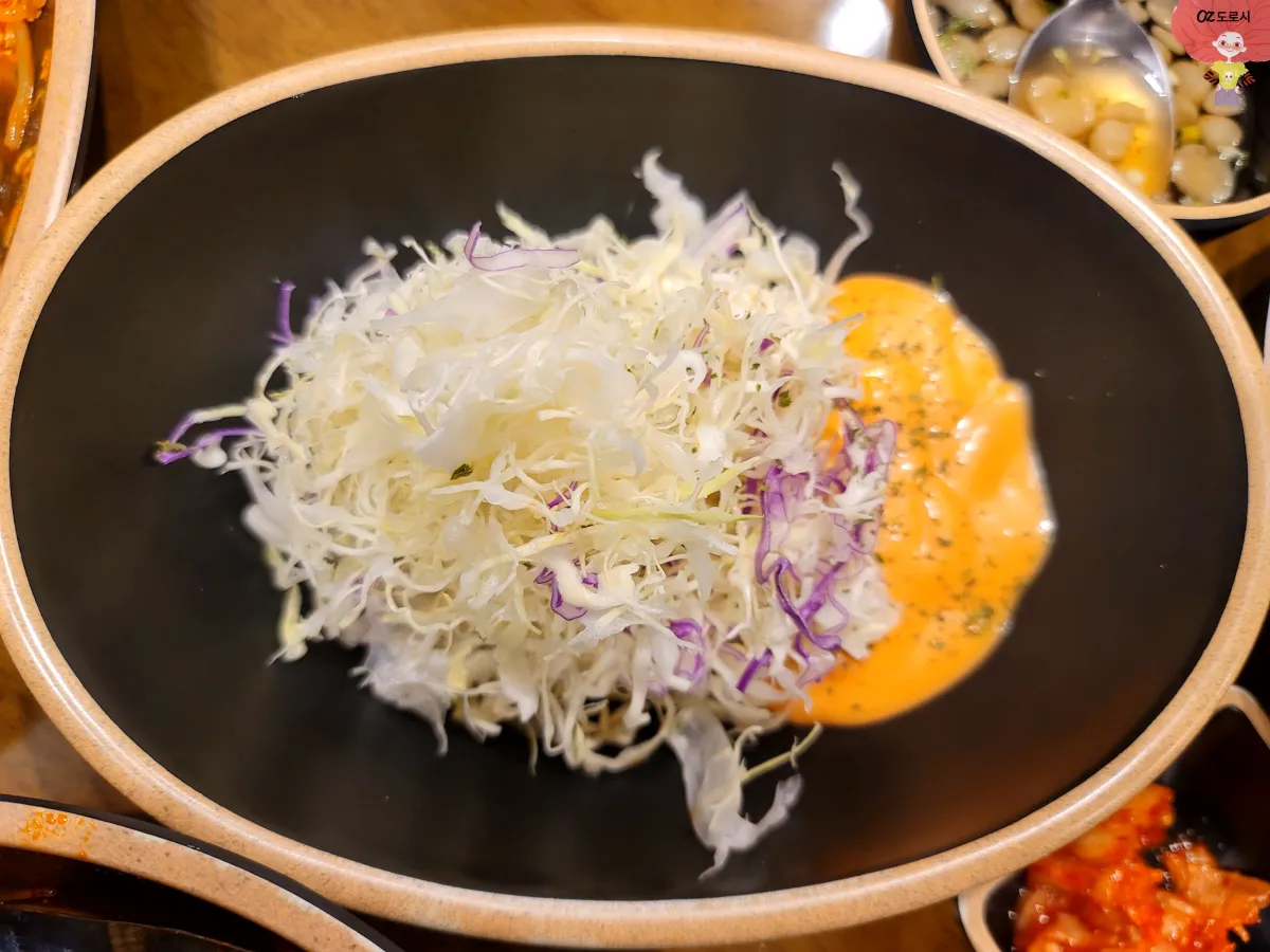 경기-남양주시-다산동-다산중앙점-무공돈까스-접시에-담은-서비스용-샐러드