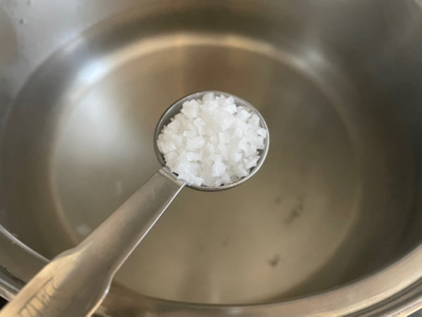 비빔국수 황금레시피 - 끓는물에 굵은 소금 1작은술 넣기