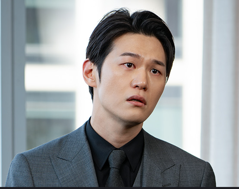 화난표정을 짓고있는 지명섭