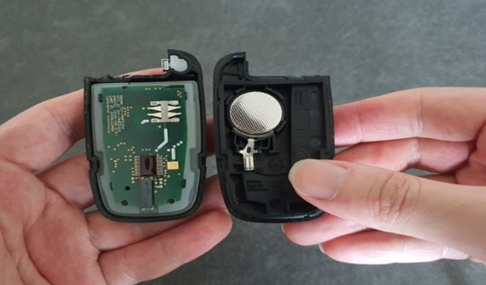 소나타 스마트키에 건전지가 삽입 모습