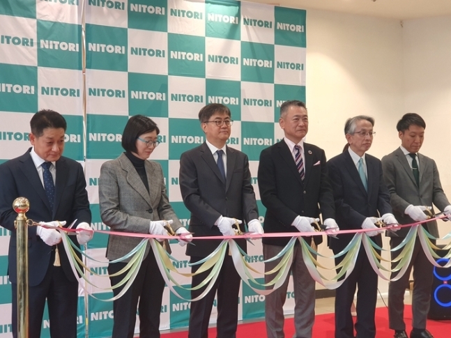 23일 이마트는 서울 성북구 하월곡점에서 일본 니토리 첫 개장 행사와 하월곡점 재개장 기념행사를 동시에 개최했다. 왼쪽 셋째부터 한채양 이마트 대표, 타케다 마사노리 니토리 대표, 아이보시 코이치 주한 일본대사, 오누키 케이고 니토리코리아 대표.