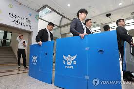 송파구 선관위 압수수색&amp;#44; 무슨 일 있었나?｜투표용지 부족 사태 수사 본격화 6&middot;3 지방선거 당시 서울 송파구 일대에서 발생한 투표용지 부족 사태와 관련해 경찰이 송파구 선거관리위원회에 대한 압수수색에 나섰습니다. 이번 압수수색은 단순한 자료 제출 요청이 아닌 강제수사라는 점에서 더욱 주목받고 있는데요. 경찰은 국민의 참정권 침해 여부와 투표용지 부족 사태의 정확한 원인을 규명하는 데 수사력을 집중하고 있습니다. 오늘은 송파구 선관위 압수수색 배경과 주요 쟁점&amp;#44; 향후 수사 전망까지 자세히 알아보겠습니다. 송파구 선관위 압수수색 전격 실시 서울경찰청 광역범죄수사대는 11일 오전부터 송파구 선거관리위원회를 포함한 선관위 관련 기관에 대한 압수수색에 착수했습니다. 이번 압수수색 대상에는 다음 기관들이 포함된 것으로 알려졌습니다. 중앙선거관리위원회 서울시선거관리위원회 송파구선거관리위원회 강남&middot;서초&middot;광진&middot;동작구 선관위 등 총 7곳에 대한 동시 압수수색이 진행됐습니다. 왜 압수수색까지 진행됐나? 이번 강제수사의 출발점은 투표용지 부족 사태였습니다. 지난 6&middot;3 지방선거 본투표 당일 서울 송파구 일부 투표소에서는 투표용지가 부족해 유권자들이 장시간 대기하거나 투표를 하지 못하는 상황이 발생했습니다. 특히 송파구는 전국에서 가장 많은 부족 사례가 보고된 지역으로 파악됐습니다. 중앙선관위 자료에 따르면 송파구에서만 약 1&amp;#44;965장의 투표용지가 부족했던 것으로 집계됐습니다. 경찰 &amp;quot;참정권 침해 여부 규명&amp;quot; 경찰은 이번 수사의 핵심을 국민 참정권 침해 여부 확인에 두고 있습니다. 압수수색 영장에는 노태악 전 중앙선관위원장과 전&middot;현직 선관위 관계자 등 10여 명이 피의자로 적시된 것으로 전해졌습니다. 적용 혐의는 다음과 같습니다. 공직선거법 위반 직무유기 직권남용 경찰은 관련 자료를 확보해 투표용지 부족 사태가 단순 행정 착오인지&amp;#44; 구조적인 문제였는지 확인할 방침입니다. 송파구에서는 어떤 일이 있었나? 언론 보도에 따르면 송파구 일부 투표소에서는 이미 오전부터 투표용지 부족 가능성이 제기됐던 것으로 나타났습니다. 그러나 중앙선관위가 실제 상황을 인지한 시점은 오후 4시 이후였고&amp;#44; 이후 대응 과정에서도 혼선이 이어졌습니다. 특히 가장 문제가 됐던 잠실 지역 일부 투표소에서는 투표 마감 시간이 임박해서야 추가 용지가 도착한 것으로 알려졌습니다. 압수수색 대상은 무엇? 경찰은 이번 압수수색을 통해 다음 자료를 확보할 것으로 보입니다. 투표용지 인쇄 관련 문서 내부 보고 체계 자료 선관위 직원 간 업무 대화 내역 투표소 운영 관련 전산 기록 CCTV 자료 및 업무 지침 특히 투표용지 수량 산정 과정에서 고의성이나 중대한 과실이 있었는지가 주요 수사 대상이 될 전망입니다. 향후 수사 전망은? 대검찰청은 이미 검&middot;경 합동수사본부를 구성해 관련 사건 수사에 착수한 상태입니다. 향후 수사는 다음 방향으로 진행될 가능성이 높습니다. 선관위 관계자 소환 조사 인쇄업체 관계자 조사 보고 체계 분석 참정권 침해 규모 확인 직무유기 여부 판단 수사 결과에 따라 관련자들에 대한 형사 책임 여부도 결정될 것으로 보입니다. 선거 신뢰 회복이 과제로 이번 송파구 선관위 압수수색은 단순한 행정 조사 차원을 넘어 선거의 공정성과 국민 신뢰 회복이라는 중요한 과제를 안고 있습니다. 선거는 민주주의의 핵심 절차인 만큼&amp;#44; 단 한 명의 유권자라도 투표권 행사에 제약을 받았다면 철저한 진상 규명이 필요하다는 목소리가 커지고 있습니다. 반면 수사 결과가 나오기 전까지는 추측이나 과도한 해석보다는 객관적인 사실 확인이 중요하다는 지적도 나오고 있습니다. 마무리 송파구 선관위 압수수색은 6&middot;3 지방선거 당시 발생한 투표용지 부족 사태의 진실을 밝히기 위한 첫 강제수사라는 점에서 의미가 큽니다. 현재까지 확인된 사실은 경찰이 중앙선관위와 송파구 선관위를 포함한 7곳을 압수수색했고&amp;#44; 국민 참정권 침해 여부를 중점적으로 조사하고 있다는 점입니다. 앞으로 검&middot;경 합동수사본부가 어떤 결론을 내릴지&amp;#44; 그리고 선관위가 어떤 재발 방지 대책을 내놓을지 관심이 집중되고 있습니다. SEO 키워드 송파구 선관위 압수수색&amp;#44; 송파 선관위 압수수색&amp;#44; 선관위 압수수색&amp;#44; 투표용지 부족 사태&amp;#44; 지방선거 논란&amp;#44; 송파구 투표용지 부족&amp;#44; 중앙선관위 수사&amp;#44; 검경 합동수사본부&amp;#44; 참정권 침해&amp;#44; 선거관리위원회