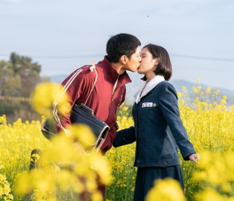 폭싹 속았수다 장면중 관식이 애순이 애정장면