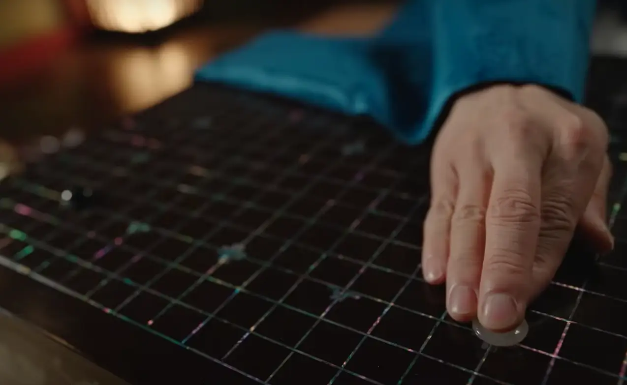 세작-
검은 고급 바둑판 오른손이 흰돌을 두는 이미지