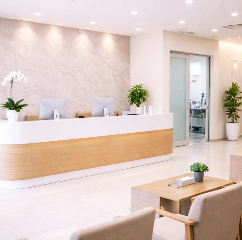 밝은 조명이 인상적인 안과 접수실