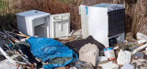 쌓여-있는-폐가전제품