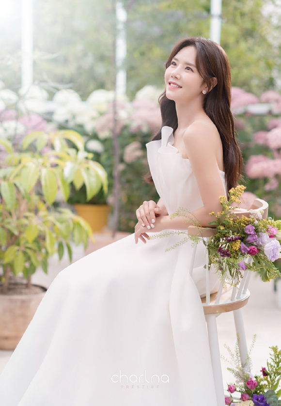 배우 이연두가 웨딩화보를 공개했다. [사진=해피메리드컴퍼니 ]