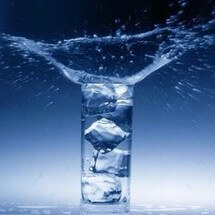 얼음물이-사방으로-물방울을-튀기는-장면