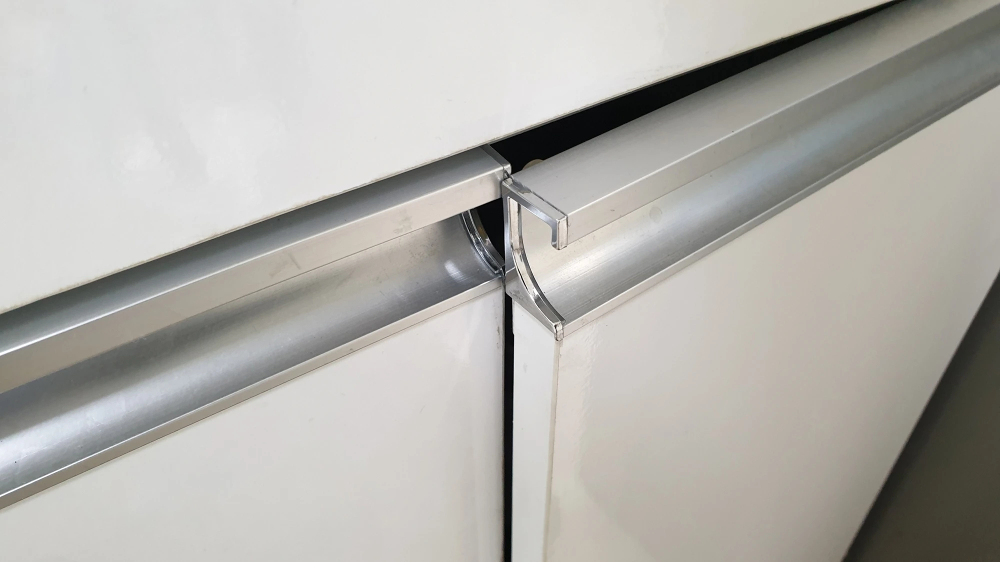 싱크대 문 위치 맞지 않은 모습