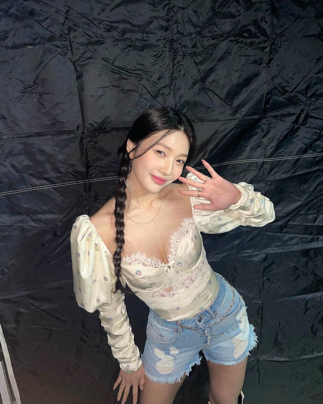 레드벨벳 조이의 파격적인 가슴선 노출