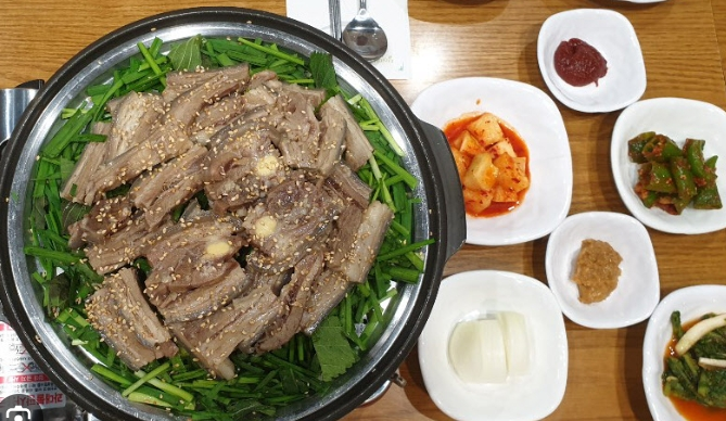 40~60대 건강 지키는 흑염소탕 효능과 집에서 끓이는 법