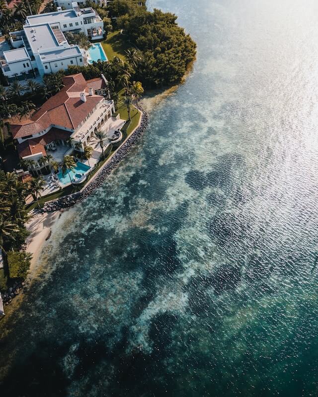Image of some luxurious houses which are located along the shore.