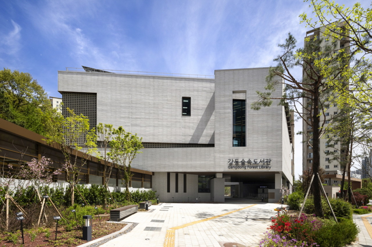 서울 상일동 강동숲속도서관 전경