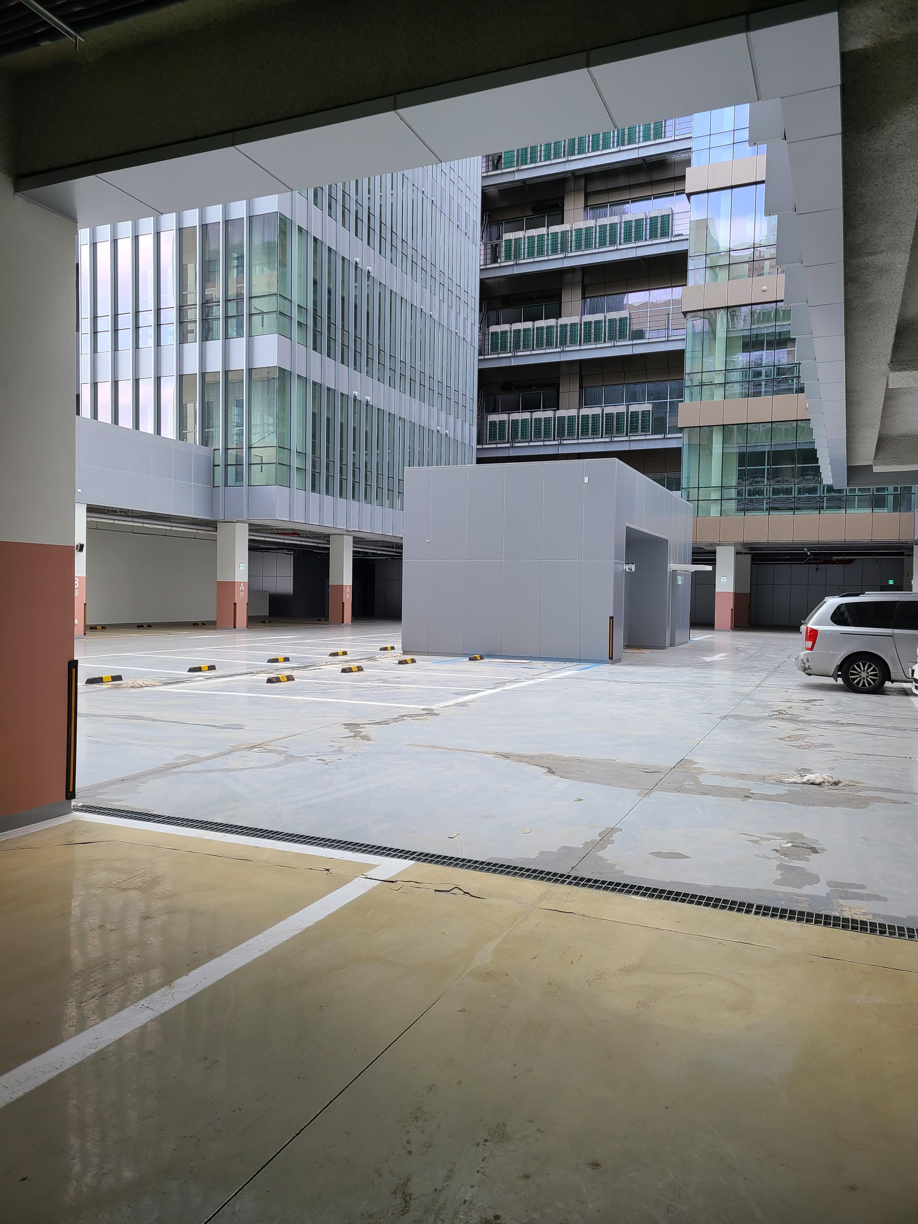 마제스트타워 드라이브인 및 주차장1