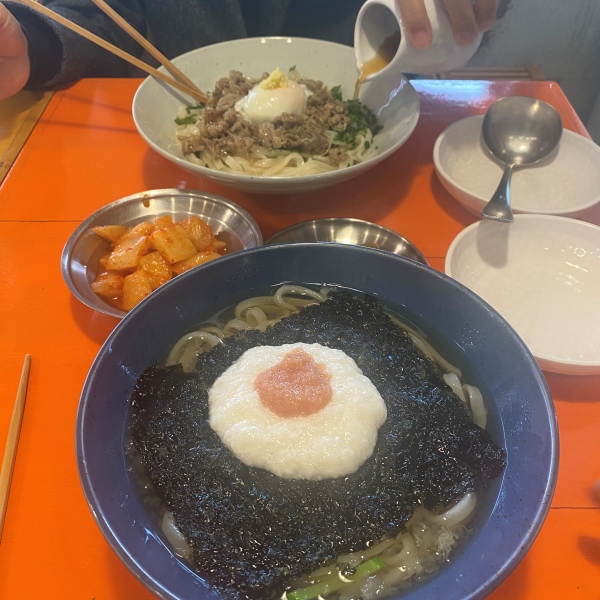 두 개의 그릇에 면이 담겨있고&#44; 깍두기가 보입니다.