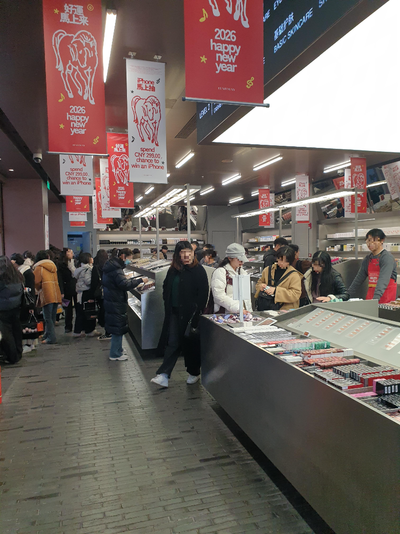 밖에 뿐만 아니라 안에도 사람이 많다.