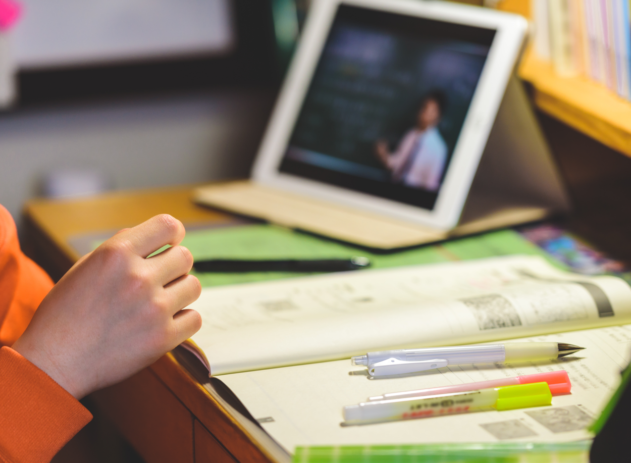 수학 공부하고 있는 학생의 사진