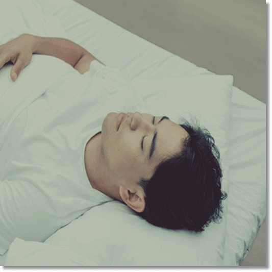 코골이가 심해 혼자 자는 남성