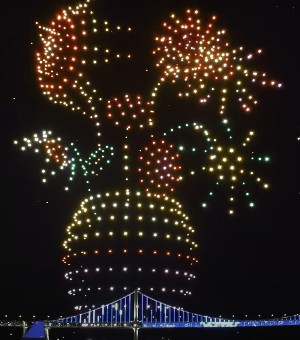 수천 개의 드론이 연출한 광안리 밤하늘 라이트쇼